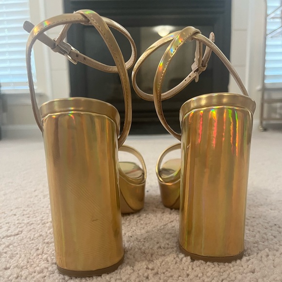 STEVE MADDEN LESSA platform sandal with a towering heel & feminine ankle strap. - Picture 4 of 9